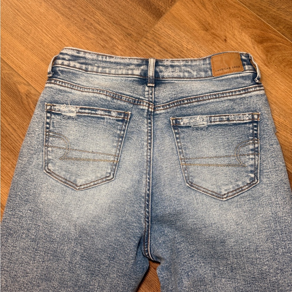 American Eagle High Rise Mom Jeans Womens‎ 4 Light Wash Distressed Tapered Denim - Picture 9 of 10
